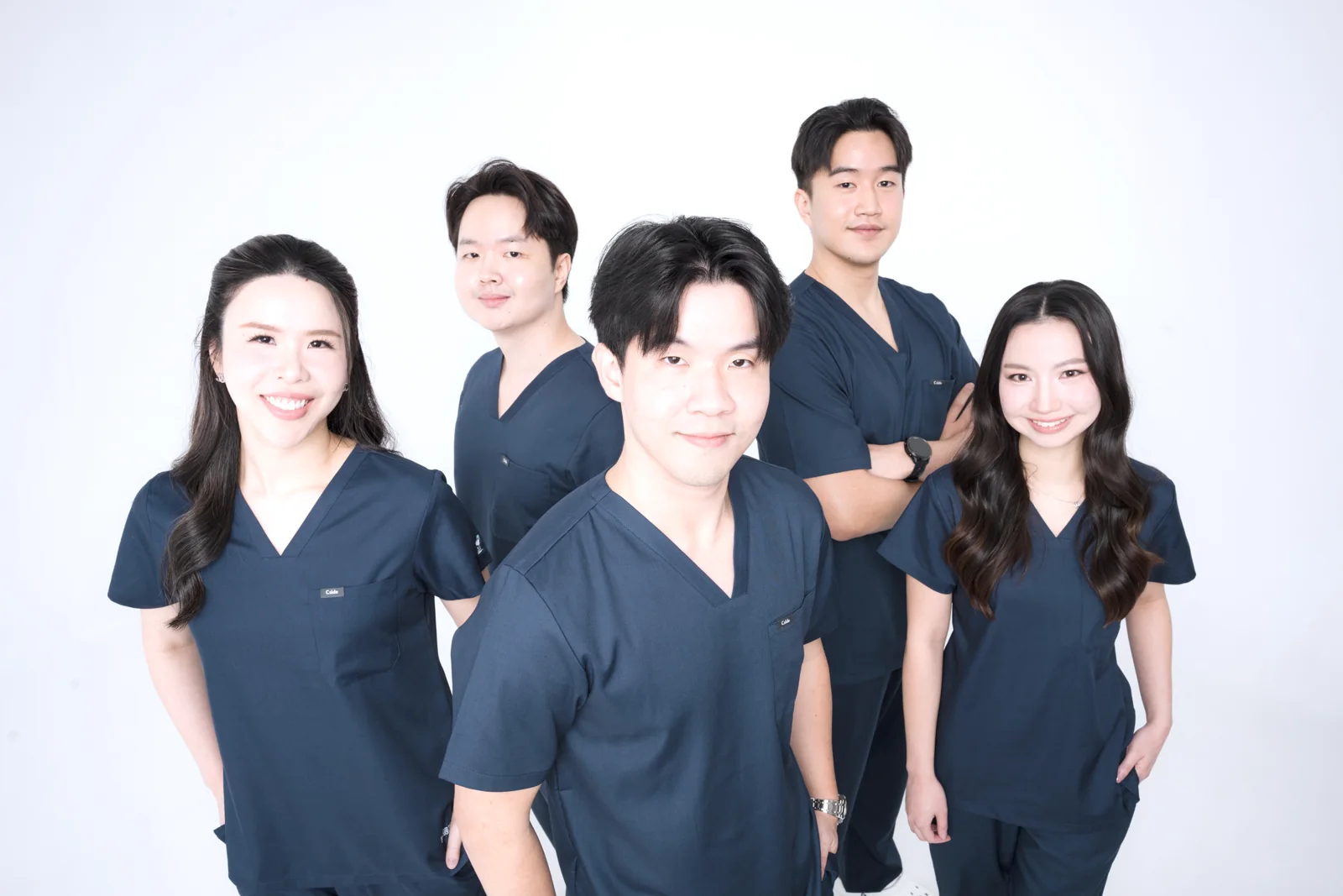 ทีมแพทย์วารินภัทร คลินิก ในชุดปฏิบัติงาน